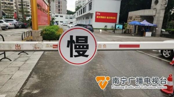 用手机给车牌拍张照片就能骗过停车场道闸？记者调查→