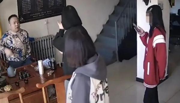 “没有为啥，不到18不给文！”三少女文身被拒，老板霸气回复……