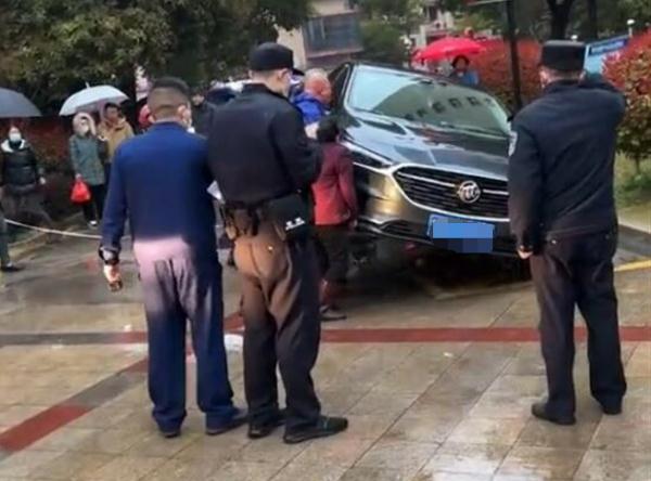 私家车占用消防通道被掀翻，处罚来了！