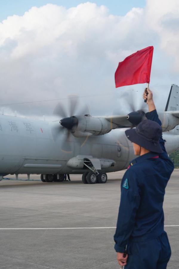 南部战区海军航空兵某部开展反潜训练 南部战区海军航空兵某部开展反潜训练