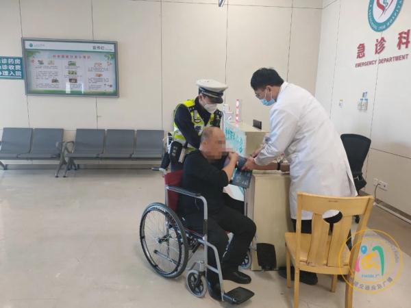 男子坐在驾驶位上不停呕吐！民警立即上前……