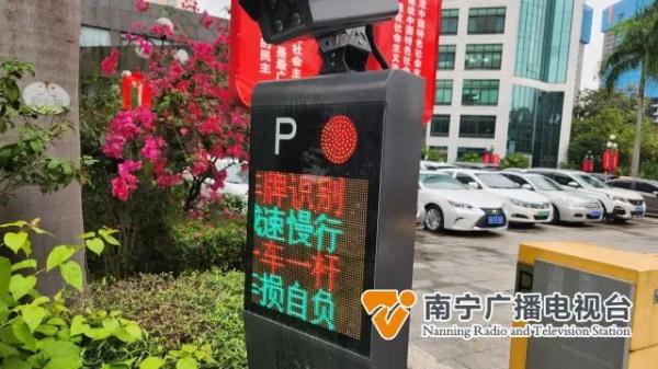 用手机给车牌拍张照片就能骗过停车场道闸？记者调查→