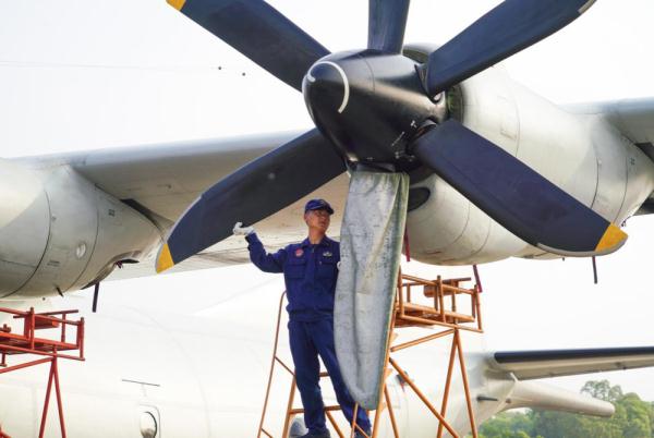 南部战区海军航空兵某部开展反潜训练 南部战区海军航空兵某部开展反潜训练