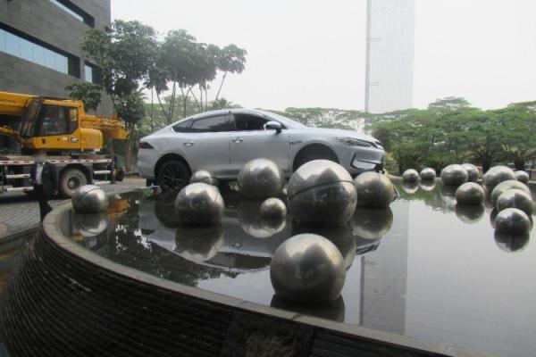 小车如“脱缰野马”直冲酒店1米高水景台！“老司机”懵了……