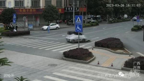 车辆在斑马线未礼让,10岁男孩被撞飞碾压 车辆在斑马线未礼让,10岁男孩被撞飞碾压