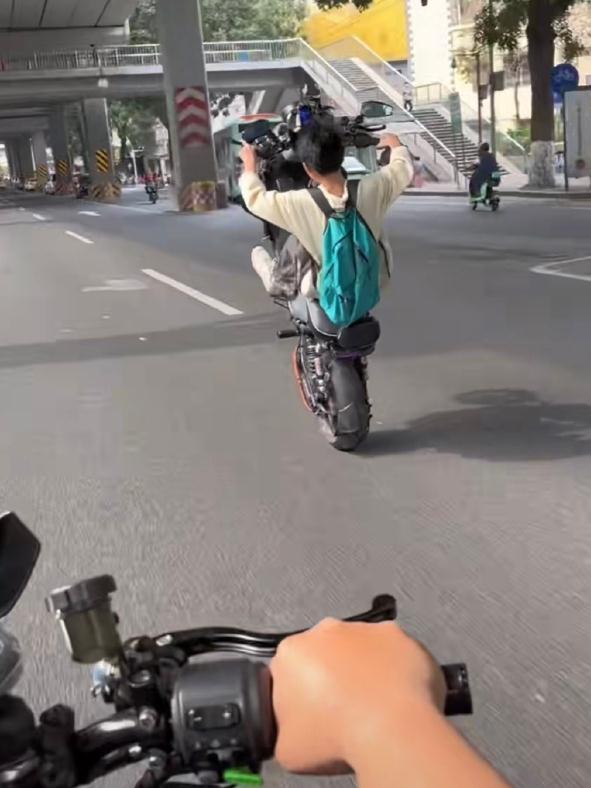 3小时查处！“鬼火少年”闹市近90度翘头被举报