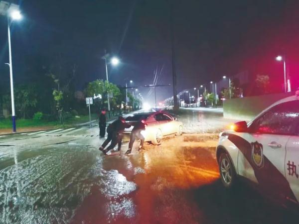 暴雨袭城，警方急赴一线抢险救灾！