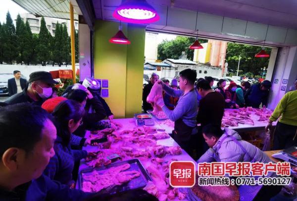 一店铺猪肉价格比别家便宜，遭其他摊主围堵！市监局回应→