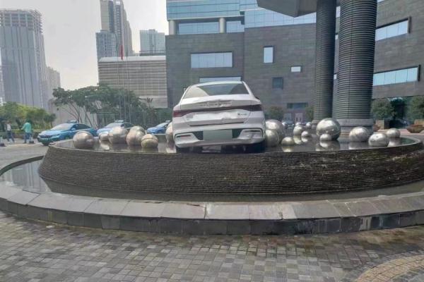 小车如“脱缰野马”直冲酒店1米高水景台！“老司机”懵了……