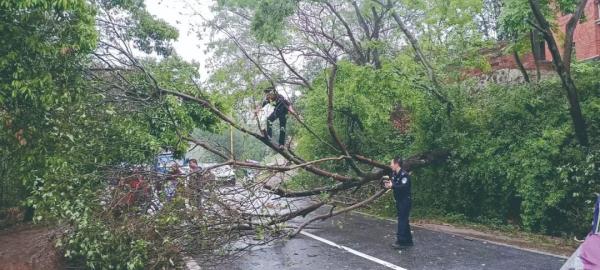 暴雨袭城，警方急赴一线抢险救灾！