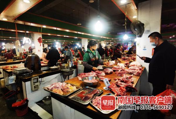 一店铺猪肉价格比别家便宜，遭其他摊主围堵！市监局回应→