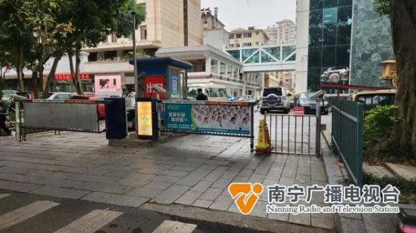 用手机给车牌拍张照片就能骗过停车场道闸？记者调查→