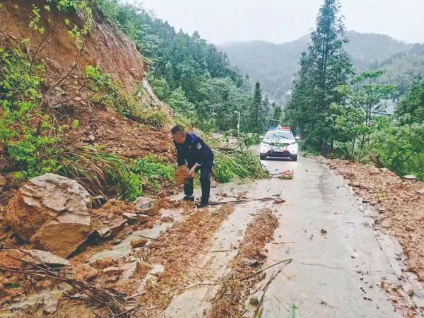 暴雨袭城，警方急赴一线抢险救灾！