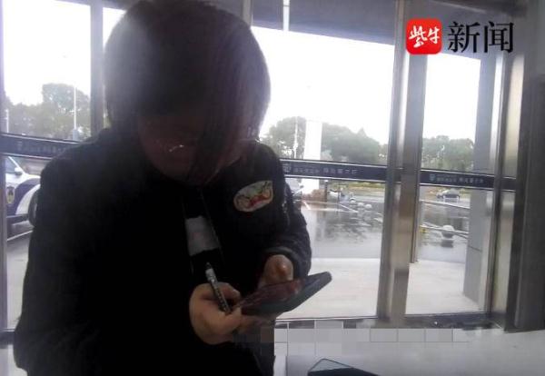 女子遭遇电信诈骗浑然不知，警方提醒预防电诈牢记“四句话”