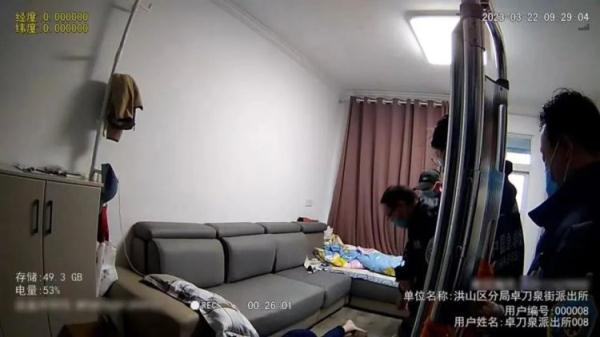 屋内有人喊救命?外卖员马上拨通110 屋内有人喊救命?外卖员马上拨通110