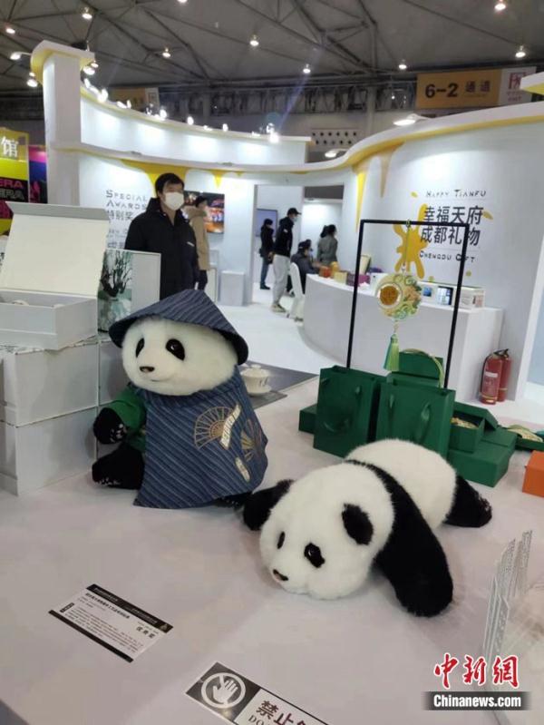 仿真熊猫玩偶热销，一只价格上千元，你会买吗？