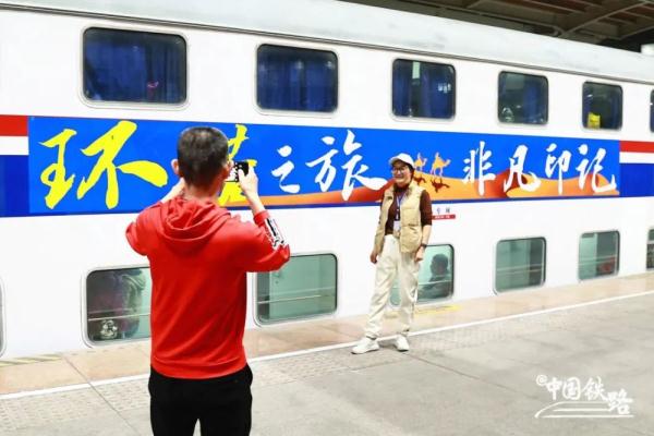 沙漠旅游环线来啦！流动的列车带你领略大美新疆