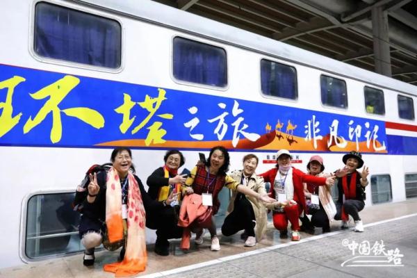 沙漠旅游环线来啦！流动的列车带你领略大美新疆