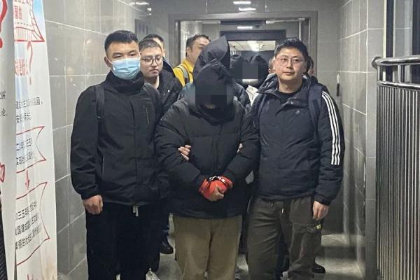 “大师”们上班要打卡开会拼业绩，却没算到自己被抓