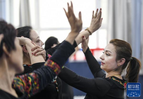 新疆：“银龄学堂”让老人老有所学