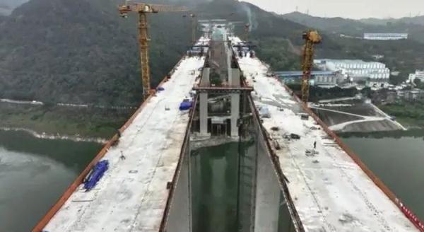 今日凌晨!国内在建最大跨径连续刚构桥单幅合龙 今日凌晨!国内在建最大跨径连续刚构桥单幅合龙