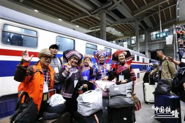 沙漠旅游环线来啦！流动的列车带你领略大美新疆