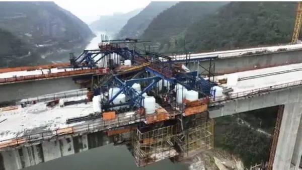 今日凌晨!国内在建最大跨径连续刚构桥单幅合龙 今日凌晨!国内在建最大跨径连续刚构桥单幅合龙
