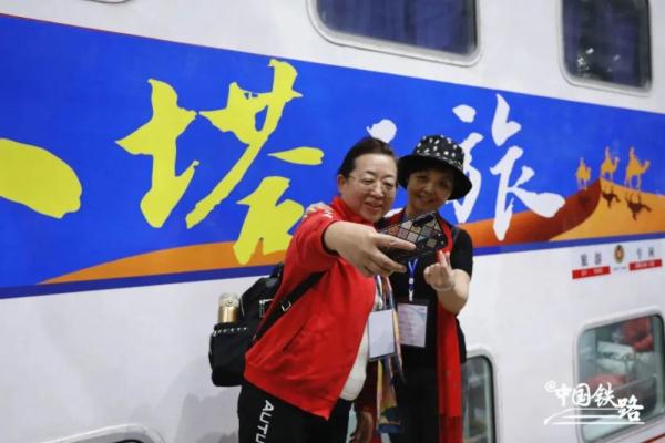 沙漠旅游环线来啦！流动的列车带你领略大美新疆