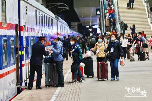 沙漠旅游环线来啦！流动的列车带你领略大美新疆