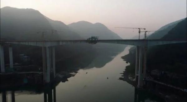 今日凌晨!国内在建最大跨径连续刚构桥单幅合龙 今日凌晨!国内在建最大跨径连续刚构桥单幅合龙