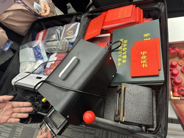 上海侦破60余起假证假牌案，女主播为吸引打赏办假证“减龄”