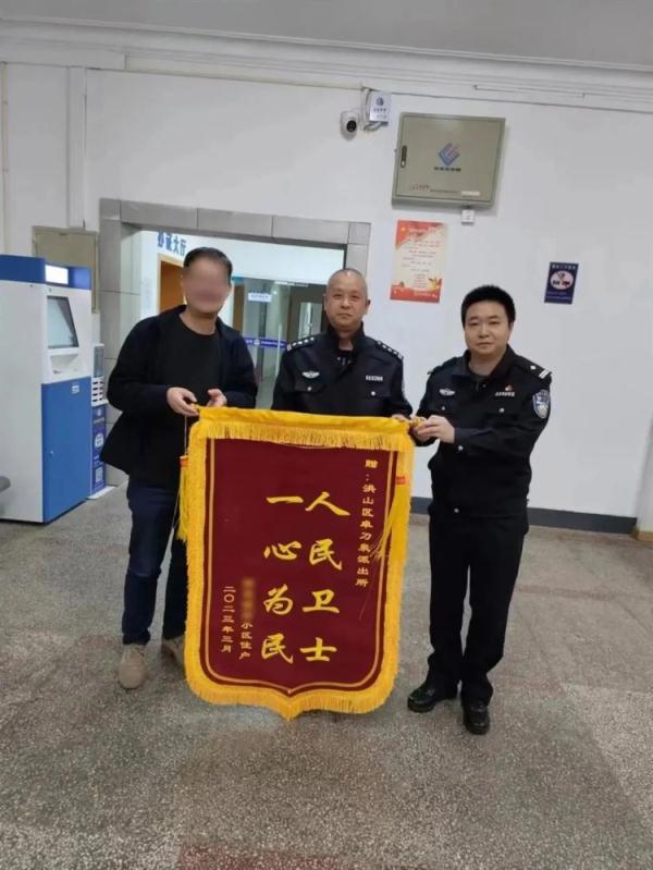 屋内有人喊救命?外卖员马上拨通110 屋内有人喊救命?外卖员马上拨通110