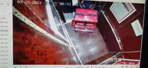 屋内有人喊救命?外卖员马上拨通110 屋内有人喊救命?外卖员马上拨通110