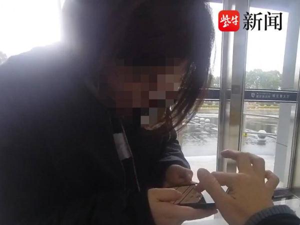女子遭遇电信诈骗浑然不知，警方提醒预防电诈牢记“四句话”
