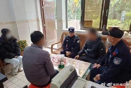 小区住户养蜂扰民 民警上门释法劝搬离 小区住户养蜂扰民 民警上门释法劝搬离