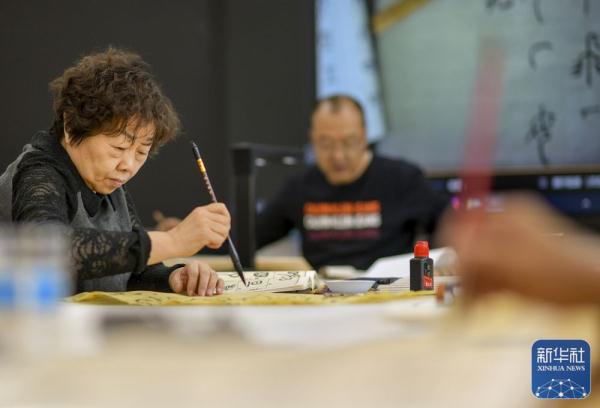 新疆：“银龄学堂”让老人老有所学