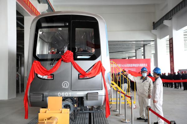 山东青岛：智慧地铁列车“蓝海豚”亮相