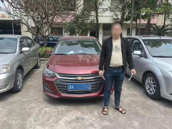 男子接到挪车电话，却意外发现邻居家的“大秘密”