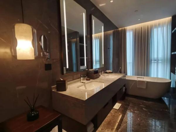 成年子女能不能和父母同住一个标间?广州酒店业有不同解读→ 成年子女能不能和父母同住一个标间?广州酒店业有不同解读→