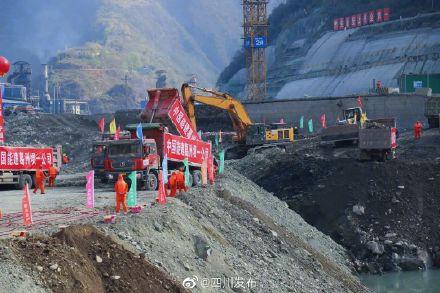 大渡河枕头坝二级、沙坪一级两座大型水电项目实现同步截流