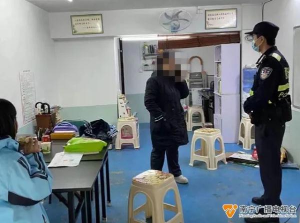 紧急！民警上门拦截电信诈骗，受害人正在进行转账