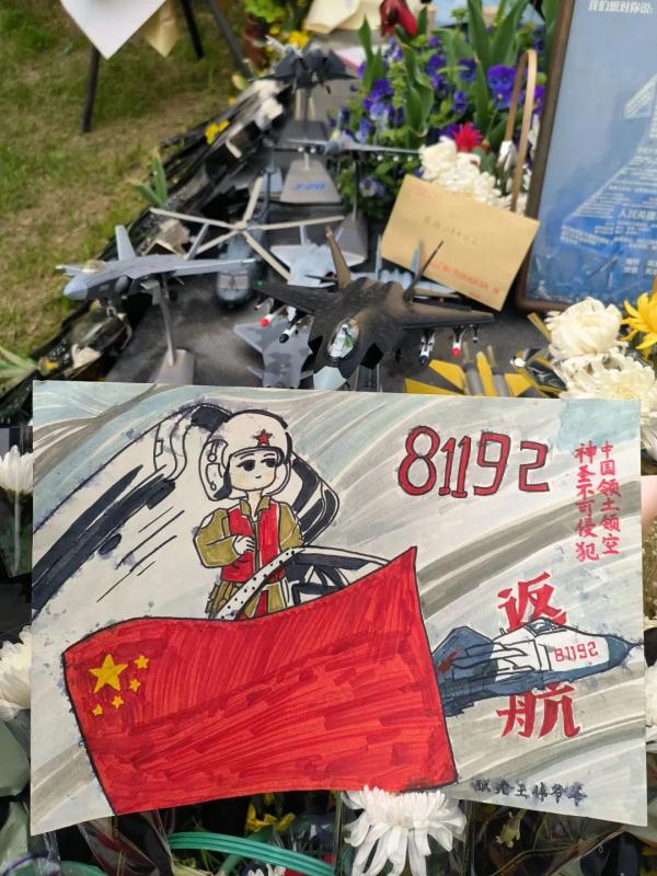 王伟烈士的墓前，摆满了鲜花和战机模型！
