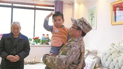 陈红军烈士生日当天，家乡民兵连民兵看望烈士亲属