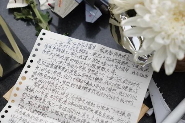 王伟烈士的墓前，摆满了鲜花和战机模型！