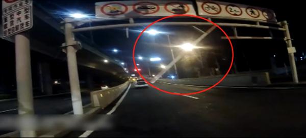 撞坏交通设施就跑？这也是肇事逃逸！