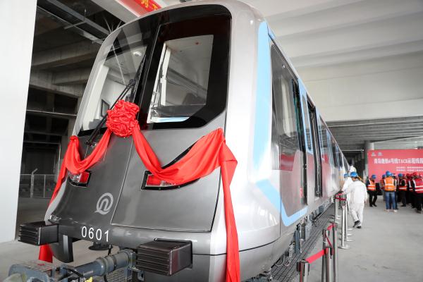 山东青岛：智慧地铁列车“蓝海豚”亮相
