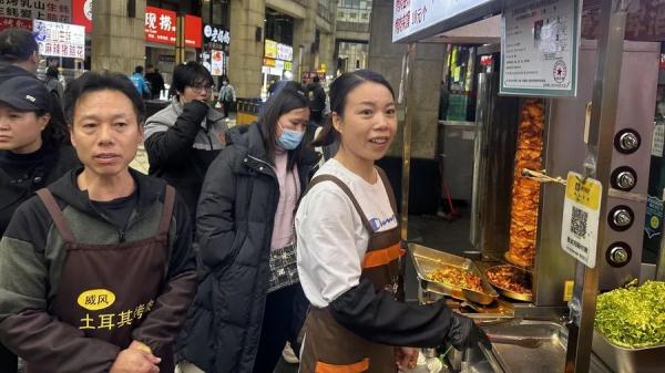 突然关闭后，上海最大露天夜市重开！网友：烟火气又回来了…