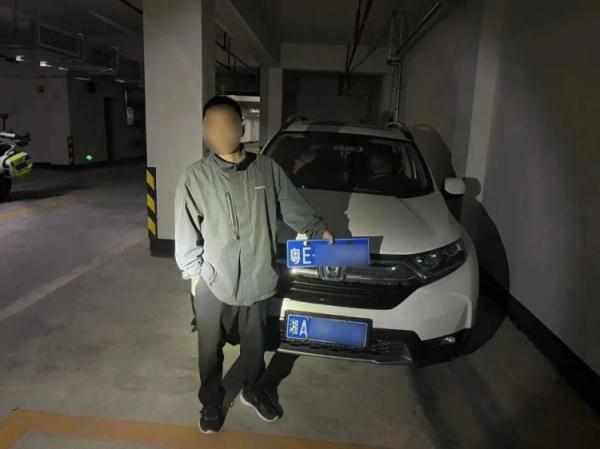 男子接到挪车电话，却意外发现邻居家的“大秘密”