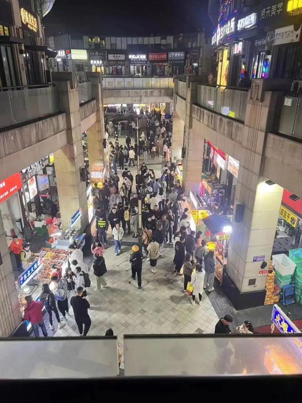 突然关闭后，上海最大露天夜市重开！网友：烟火气又回来了…