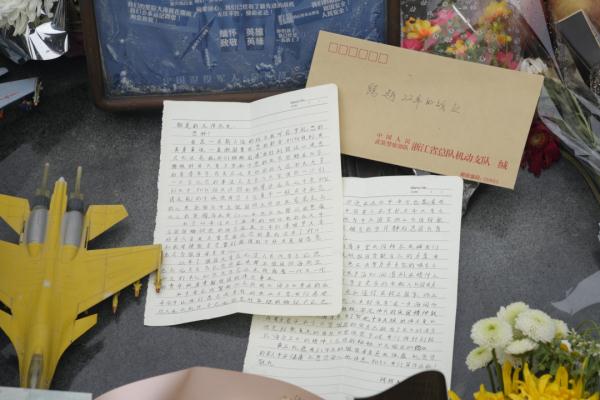 王伟烈士的墓前，摆满了鲜花和战机模型！